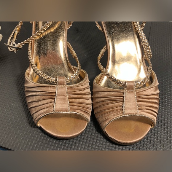 B2 Satin peep toe pumps - Picture 5 of 10